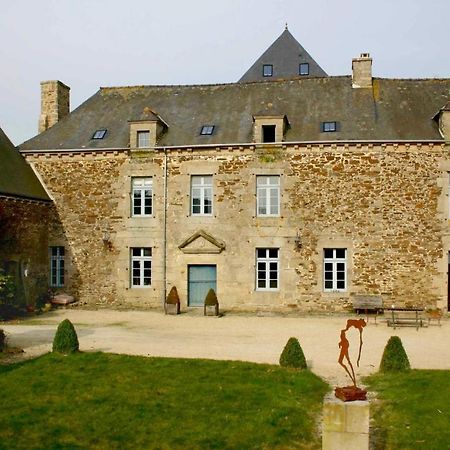 Gite Le Logis - Manoir Le Plessix Madeuc Corseul Exterior foto